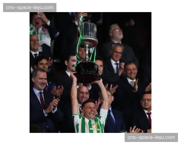 特写瞬间：贝蒂斯球迷在主场为重伤复出的老将华金起立鼓掌