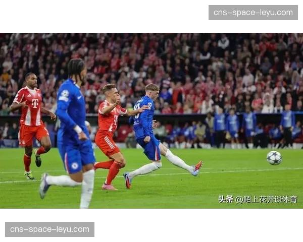 特写：终场哨响，诺伊尔独自倚靠门柱，目送阿森纳球员庆祝