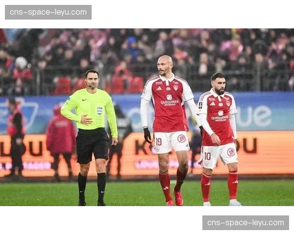 布雷斯特确认，主力前锋因肌肉拉伤将缺席三周